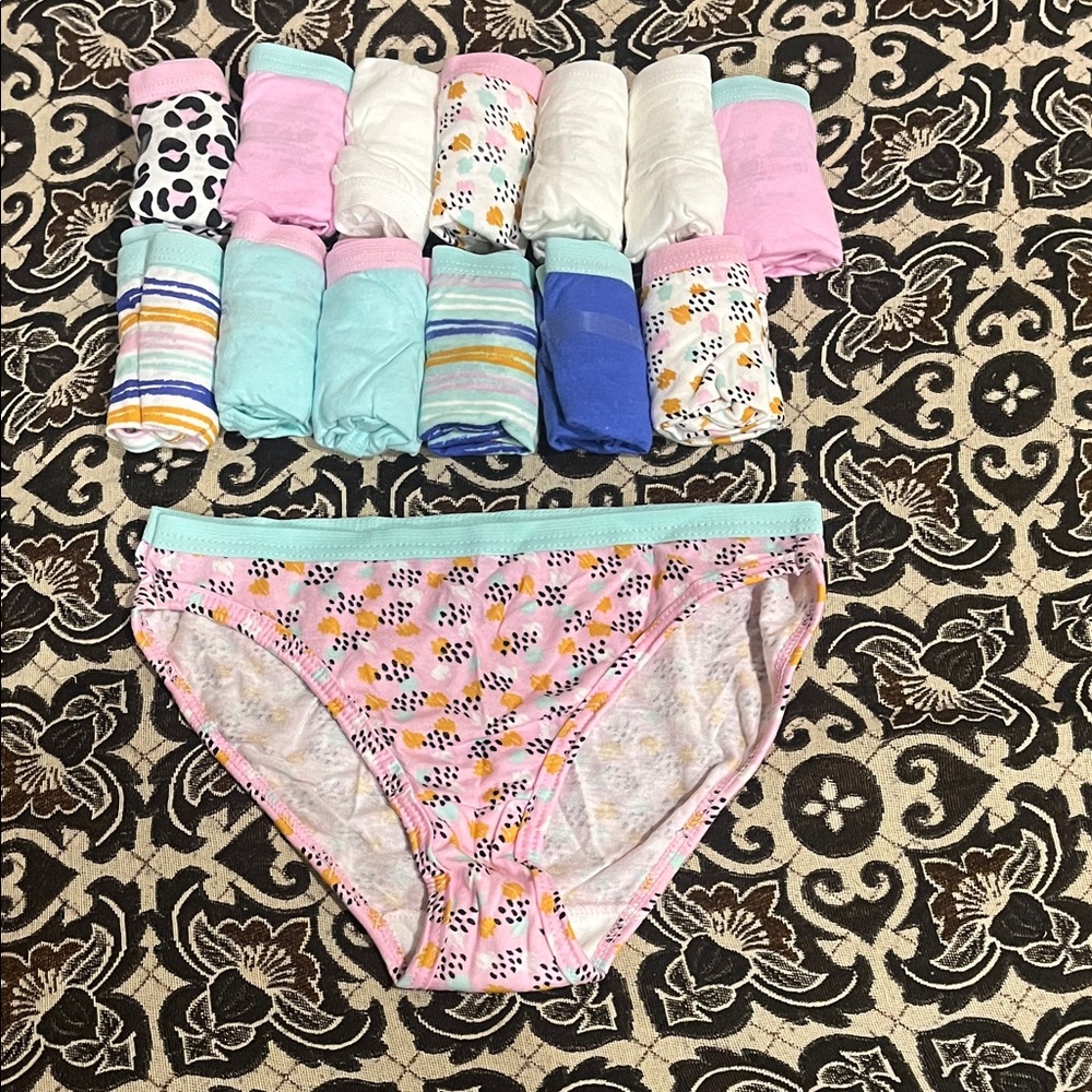 Fruit of the Loom Girls’ Cotton Briefs (14-Pack) – Size 10 – New